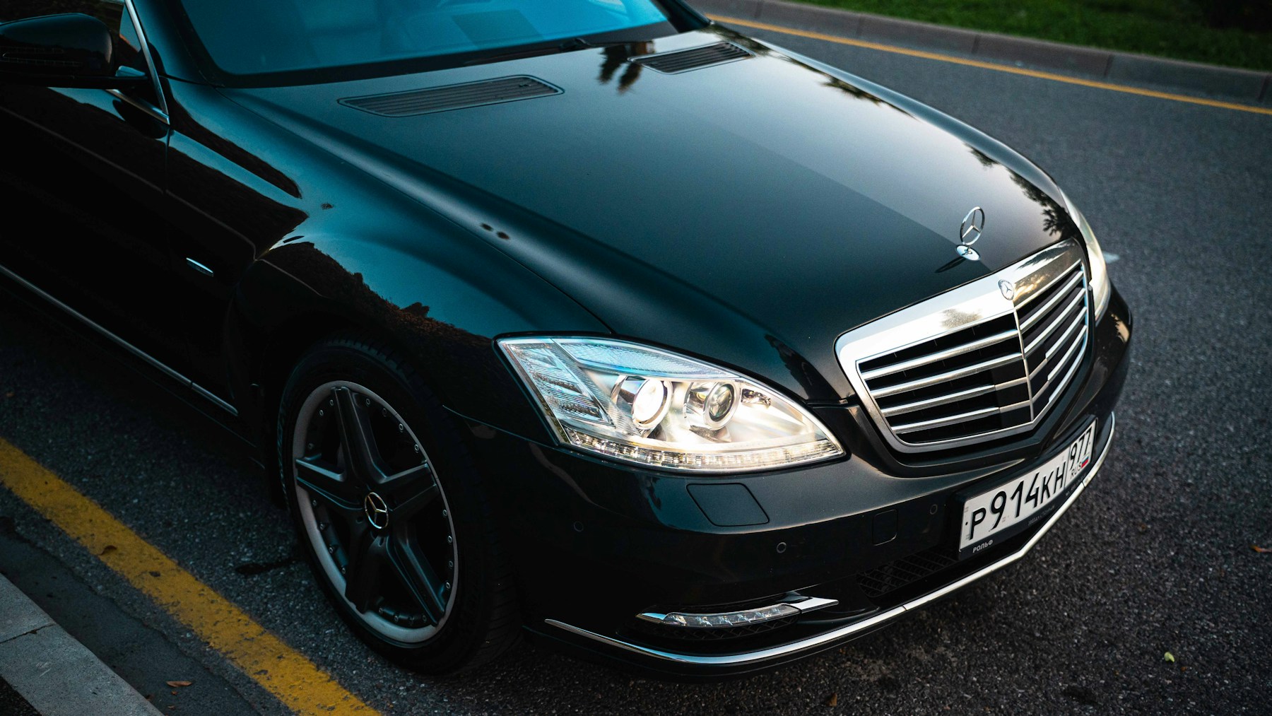 Zwarte Mercedes-Benz S-Klasse op de weg