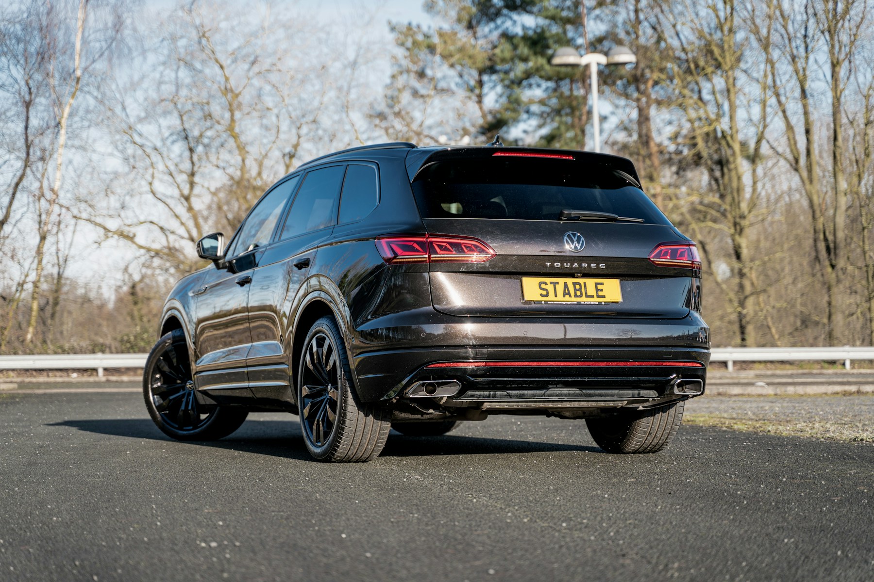 Zwarte Volkswagen Touareg op de weg